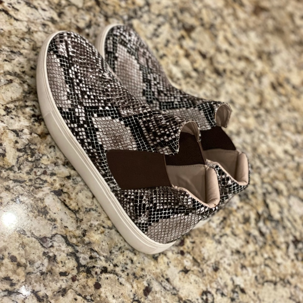 Coconuts by Matisse Harlan whitesnake hightop sneaker. Women’s sz 8.5